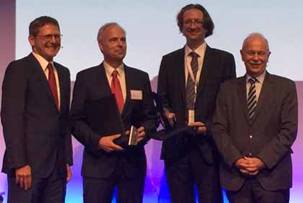 At the award ceremony in Oberkochen, Germany: ZEISS president and CEO Michael Kaschke, award winners Jörg Wrachtrup and Fedor Jelezko, and Jürgen Mlynek, member of the Supervisory Board at Carl Zeiss AG.