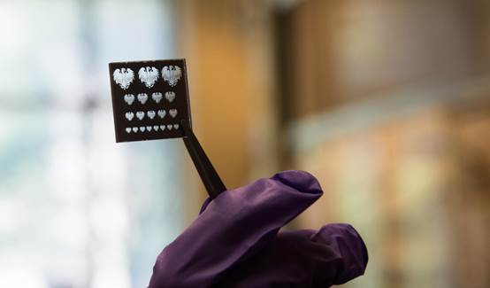 说明: A 'mask' or stencil used to pattern nano materials with a new process that promises to make them far easier to make into LEDs, solar cells, transistors and other electronics.