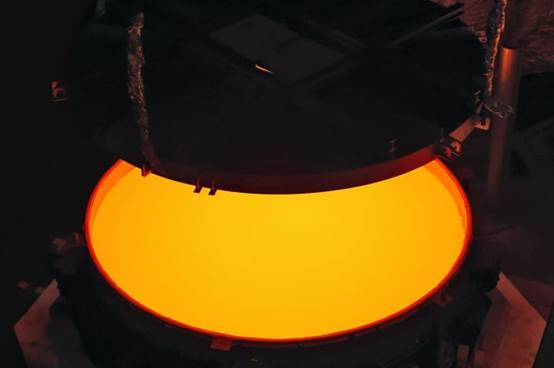 说明: Opening of the ELT M2 ZERODUR® blank mould containing the still very hot ZERODUR® glass at first annealing at the SCHOTT 4-meter blank annealing facility in Mainz, Germany in May 2017. The completed mirror will be 4.2 meters in diameter and weigh 3.5 tons. It will be the largest secondary mirror ever employed on a telescope and also the largest convex mirror ever produced.